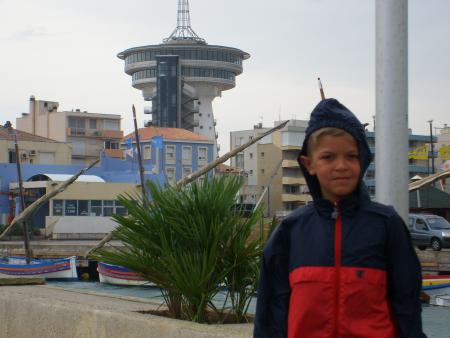 voici anthony sur le pont a la palavas en vacance.
