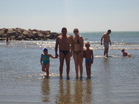 moi et ma petite famille sur la plage en vacance.