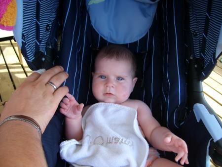 voici la petite manon la fille de jojo et olive.