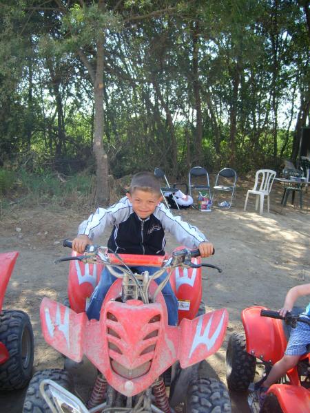 mon fils en quad en vacance la il etais a son jeu