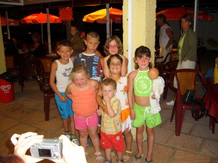 voici toute la bande d'enfants.