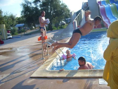 le saut de mon homme dans la piscine en vacance lolllllllll