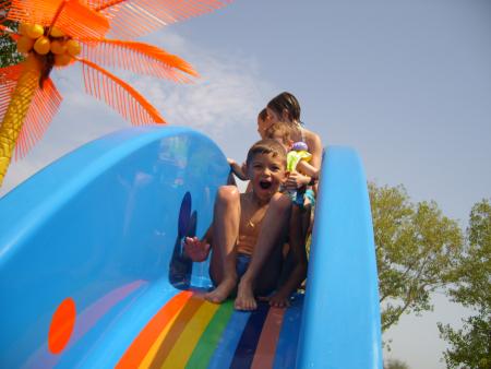 anthony au tobogan de la piscine du camping.